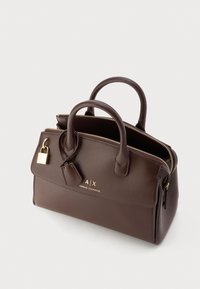Sac à main en cuir marron avec quincaillerie dorée, poignées supérieures doubles, fermeture éclair et détail de cadenas. Logo embouté sur le devant.