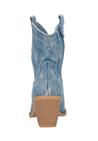 Botines de mezclilla azul hasta el tobillo con cierre de cremallera, que cuentan con una superficie texturizada y un tacón robusto en color marrón. El diseño incluye una punta afilada y costuras detalladas.