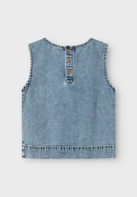 Top in denim di colore azzurro chiaro con scollatura tonda e quattro bottoni in legno sul retro. Orlo grezzo e dettagli di cucitura a contrasto.