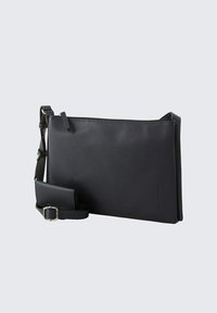 Schwarze Leder-Crossbody-Tasche mit strukturierter Oberfläche, rechteckiger Form, Reißverschluss und verstellbarem Schulterriemen. Verfügt über ein kleines abnehmbares Täschchen.