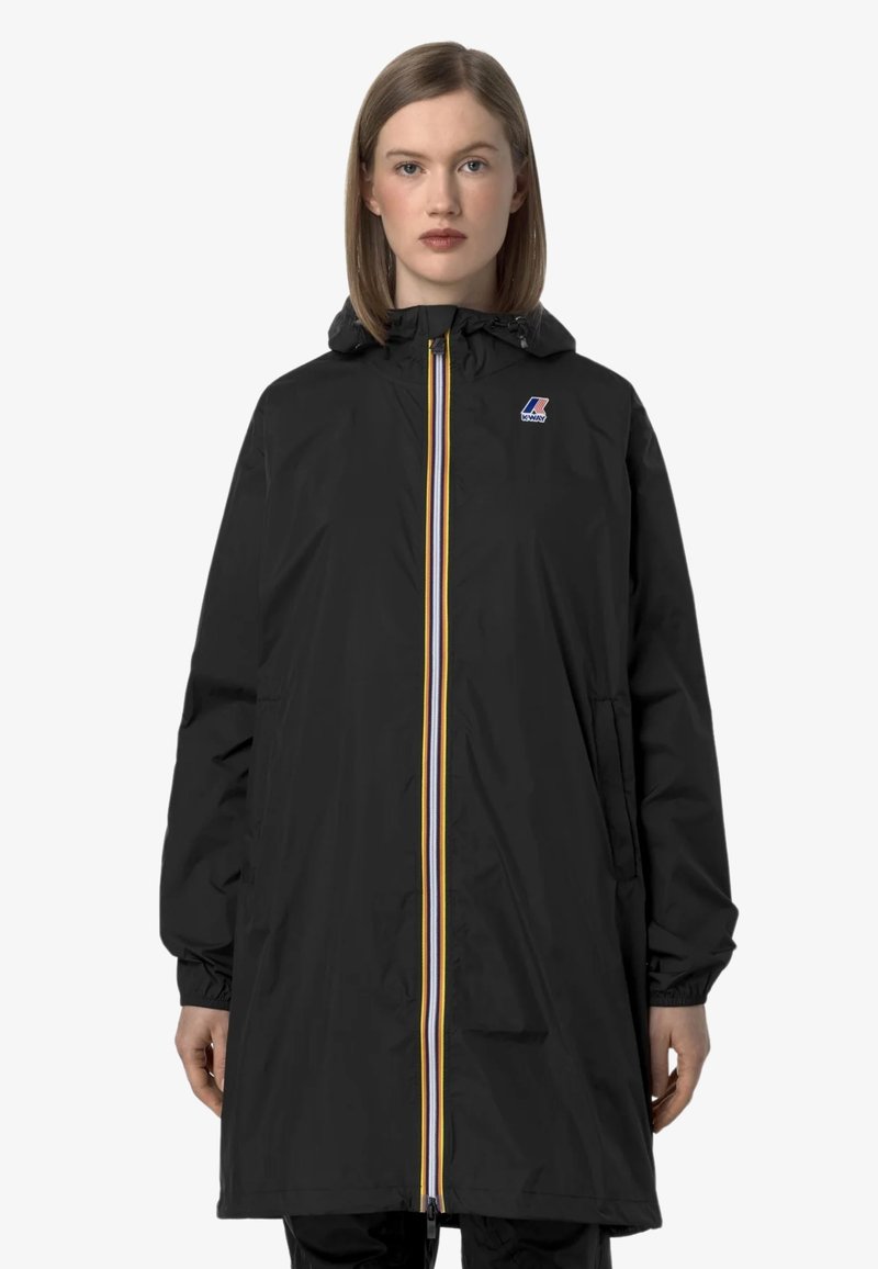 Veste imperméable noire avec capuche, dotée d'une fermeture éclair à l'avant avec des rayures jaunes et blanches, des poignets élastiques et des poches latérales.