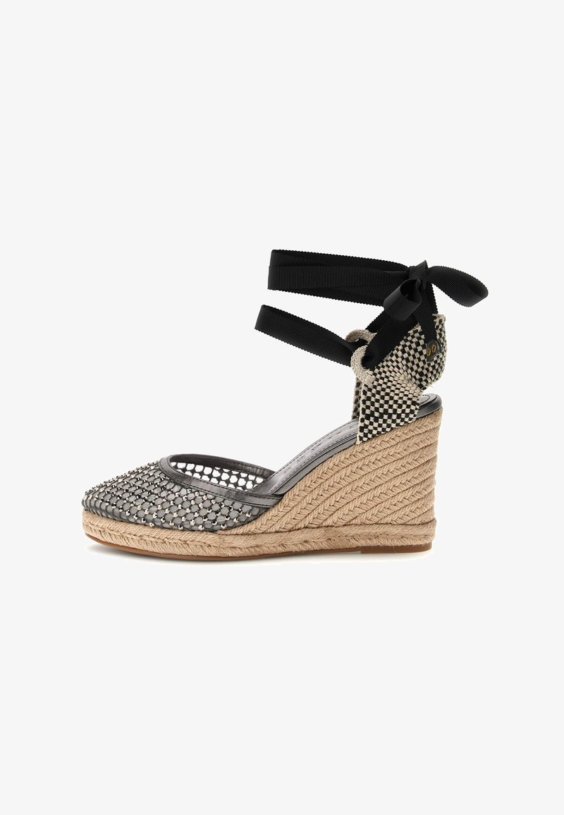 Fekete és ezüst szövött espadrille wedge jutasoleval, kockás textil felsőrésszel és fekete szalag bokakötéssel.