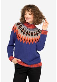 Blauer Strickpullover mit hohem Kragen, der ein Rautenmuster in Grau, Orange und Schwarz aufweist. Abgerundet mit gerippten orangen Bündchen und Saum.