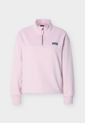 Hellrosa Fleecepullover mit Reißverschluss bis zur Brust, Stehkragen, gerippten Bündchen und Patagonia-Logoaufnäher auf der linken Brustseite.