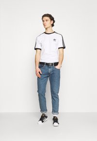 adidas Originals STRIPES TEE UNISEX - Marškinėliai su spaudiniu - white