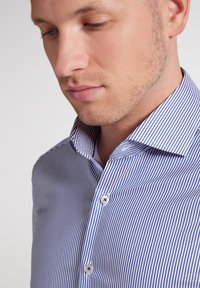 Blauw en wit gestreepte shirt met een button-down kraag, gemaakt van katoen, met kleine knopen en een gladde textuur.