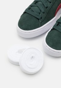 Puma SUEDE CLASSIC XXI UNISEX - Sapatilhas - green gables/intense red/white