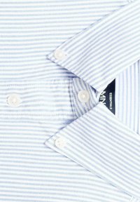 Camisa a rayas azul claro y blanca con cuello clásico, mangas cortas y cierres de botón. Fabricada en una tela suave y transpirable.