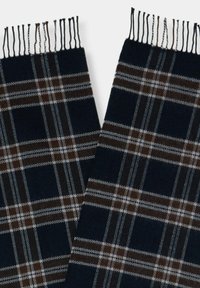 Sciarpa blu scuro con motivo a quadri in marrone e grigio, con dettagli di frange lungo i bordi. Realizzata in materiale morbido.