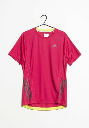 Felroze Adidas sportshirt met korte mouwen, grijze strepen aan de zijkanten en een gele bies, hangend aan een zwarte hanger tegen een witte achtergrond.