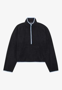 Pulover din fleece negru cu un fermoar și un guler în culoare albastru deschis contrastant. Dispune de un fermoar pe jumătate în față și o buzunare tip kangur în față.