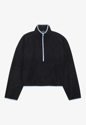 Fleece pulóver v čiernej farbe s kontrastným svetlomodrým zipsom a golierom. Má polovičný zips vpredu a predné klokanie vrecko.