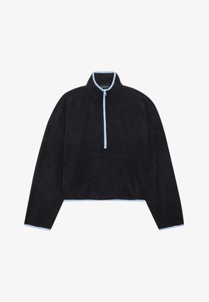 Fleece genser i svart med kontrasterende lyseblå glidelås og krage. Har en halvglidelås foran og en kengurulomme.