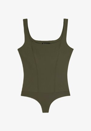 Body verde oliva con scollatura quadrata, spalline larghe e silhouette aderente. Texture liscia, design minimalista e senza motivi visibili.