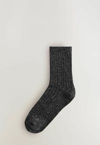 Mustad ribaga sokid, millel on kirju tekstuur. Pehme kangas, standardne pikkus ja tugevdatud varba ning kanna piirkonnad.