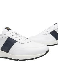 Sneakers bianchi con tomaia in pelle liscia e striscia di accento blu scuro. Presentano una punta arrotondata, chiusura con lacci e suola nera testurizzata.