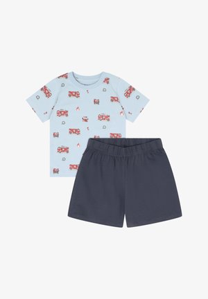 Chemise bleu clair pour tout-petit avec camion de pompiers rouge et icônes de lutte contre l'incendie, associée à un short bleu foncé uni avec taille élastique.