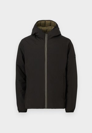 Zwarte pufferjas met een capuchon, voorzien van een contrasterende beige rits, elastische manchetten en een gevoerde olijfgroene binnenvoering.