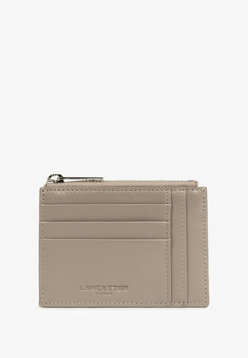 Portafoglio in pelle taupe con sei scomparti per carte, una tasca con zip per monete nella parte superiore e il logo "LANCASTER PARIS" impresso sul frontale.