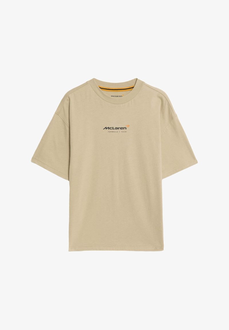 Camiseta de algodón beige con mangas cortas, cuello redondo y logo de McLaren en negro y naranja ubicado en el centro frontal.