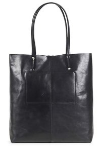 Juodas odinis rankinis krepšys su lygia tekstūra, dviem ilgais rankenomis, priekinė kišenė ir matomi siuvimo akcentai. Stačiakampio formos.