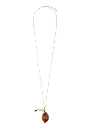 Złoty naszyjnik z łańcuszkiem, z brązowym, łezkowatym wisiorkiem oraz małym złotym liściem zawieszonym nad wisiorkiem.