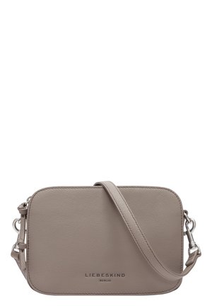 Suorakulmainen taupen värinen nahkainen olkalaukku, jossa säädettävä hihna ja hopeiset metallisoljet, etuosassa "Liebeskind Berlin" -brändäys.