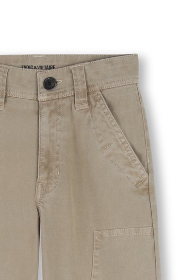 Pantalon cargo en coton beige avec fermeture boutonnée, poches avant inclinées et poche renforcée à patch sur le côté. Texture lisse et coutures nettes.