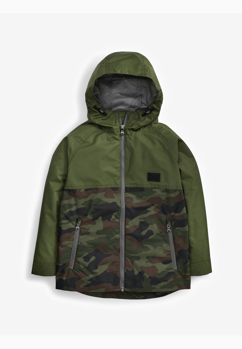 Veste de camouflage avec capuche, présentant un mélange de motifs vert foncé et marron, poches zippées et une texture lisse. Matériau résistant à l'eau.