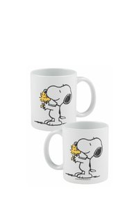 Tazza in ceramica bianca con illustrazione di un cane cartone animato e un uccellino giallo. Superficie liscia con un manico curvo. Design semplice e giocoso.
