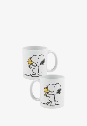 Tazza in ceramica bianca con illustrazione di un cane cartone animato e un uccellino giallo. Superficie liscia con un manico curvo. Design semplice e giocoso.