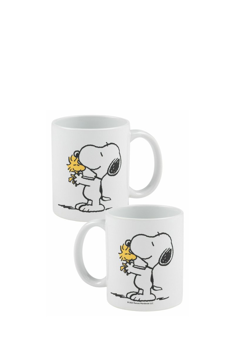 Tazza in ceramica bianca con illustrazione di un cane cartone animato e un uccellino giallo. Superficie liscia con un manico curvo. Design semplice e giocoso.