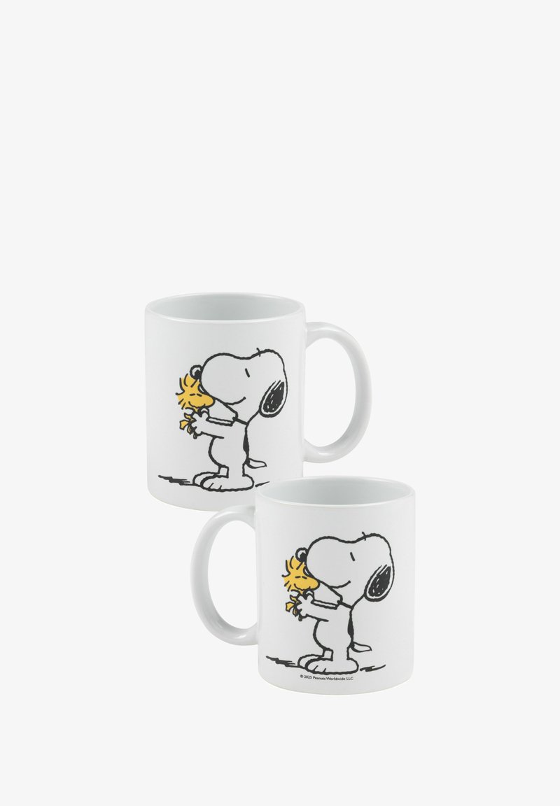 Tazza in ceramica bianca con illustrazione di un cane cartone animato e un uccellino giallo. Superficie liscia con un manico curvo. Design semplice e giocoso.