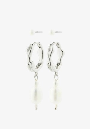 Sølv hoop øreringe med en uregelmæssig form, prydet med hængende hvide perler og en glat overflade; inkluderer en lille stud-bag.