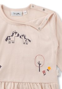 Hellrosa Baumwollkleid mit besticktem Design von zwei Kühen, einem Baum und Blumen. Verfügt über Druckknopfverschlüsse am Ausschnitt und einen gerafften Saum.