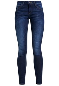 Jeans de mezclilla oscura con corte skinny. Presentan bolsillos frontales, cierre de cremallera y un pequeño botón de cierre. Piernas entalladas y costuras discretas.