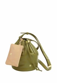 Grüne Leder-Eimersacktasche mit Kordelzugverschluss, verstellbarem Tragegurt und einem abnehmbaren rosa Reißverschlussetui. Goldfarbene Hardwareakzente.