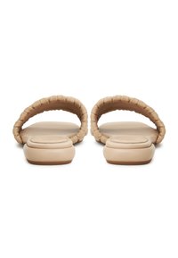 Sandali piatti beige con ampie cinghie imbottite e punta arrotondata liscia. Parte superiore testurizzata e soletta imbottita per il comfort.