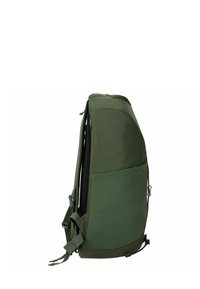 Grüner Rucksack mit einer eleganten, abgerundeten Form, aus strapazierfähigem Material, mit einer Außentasche und verstellbaren Schultergurten.