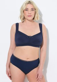 Námořnické modré podprsenka a kalhotky s vysokým pasem. Podprsenka má široká ramínka, švy a středovou mašličku jako ozdobu. Hladká, elastická tkanina.