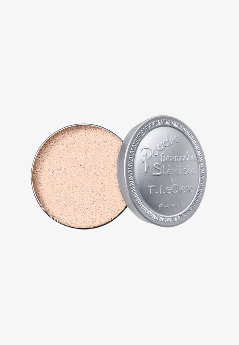 Puderkompakt: runde silberne Dose mit geprägt Text, die feines, beiges Puder enthält. Glatte Textur und saubere Verarbeitung, Deckel teilweise geöffnet.