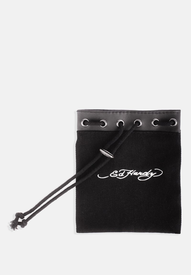 Schwarze Canvas-Zugbeutel mit Lederelementen, ausgestattet mit silbernen Ösen und dem "Ed Hardy"-Logo in weißer Schrift. Weiche Textur, rechteckige Form.