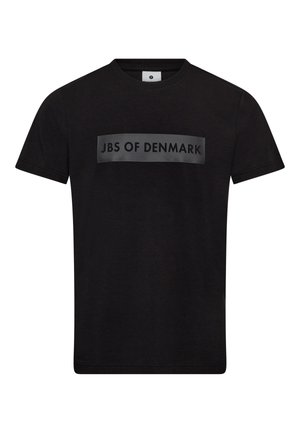 Sort T-shirt lavet af blødt stof med et rektangulært gråt logo, der har "JBS OF DENMARK" trykt i sort. Den har korte ærmer og rund halsudskæring.