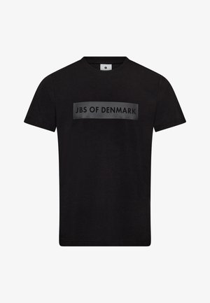 Sort T-shirt lavet af blødt stof med et rektangulært gråt logo, der har "JBS OF DENMARK" trykt i sort. Den har korte ærmer og rund halsudskæring.