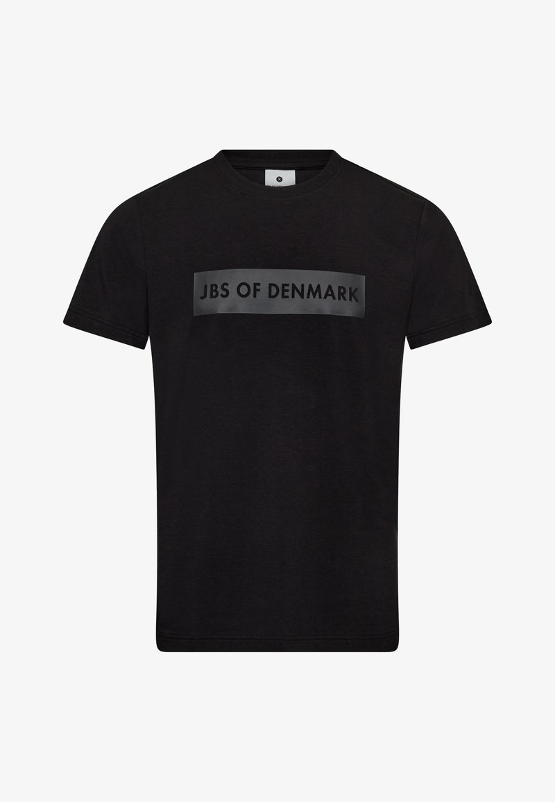 Sort T-shirt lavet af blødt stof med et rektangulært gråt logo, der har "JBS OF DENMARK" trykt i sort. Den har korte ærmer og rund halsudskæring.