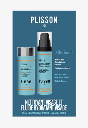 Twee huidverzorgingsproducten van Plisson: een turquoise cilindervormige gezichtsreiniger met een zilveren dop en een turquoise pompflacon voor moisturizer.