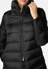 Schwarze gesteppte Daunenjacke mit hohem Kragen, Reißverschluss, horizontalen Nähten und glattem, glänzendem Stoff. Keine sichtbaren Muster oder Akzente.