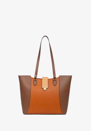 Borsa a tote in pelle marrone e arancione con manici piatti, forma rettangolare e dettaglio con chiusura a moschettone sul davanti.