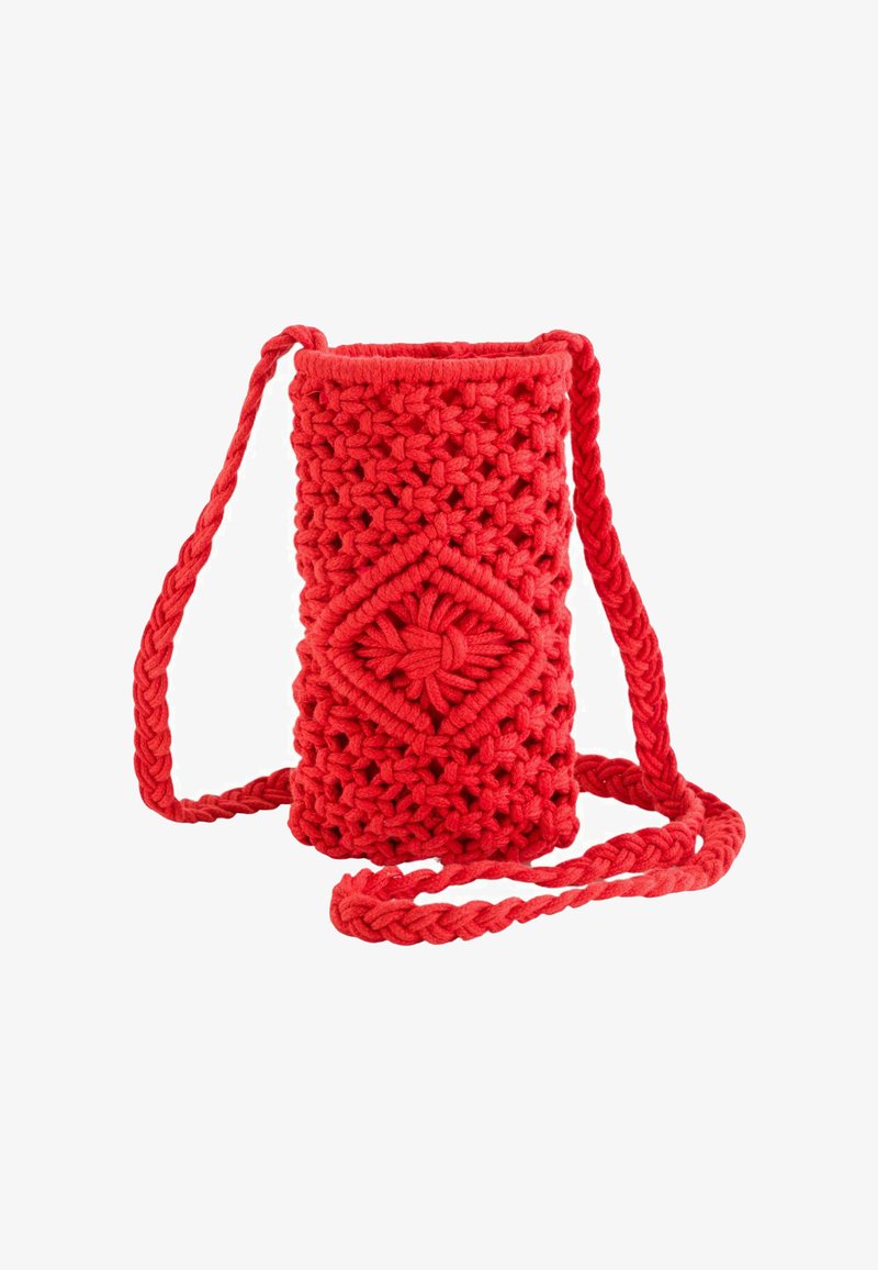 Röd virkade väska med cylindrisk form, prydd med ett diamants mönster och en flätad rem för bärande. Texturen är tjock och hållbar.