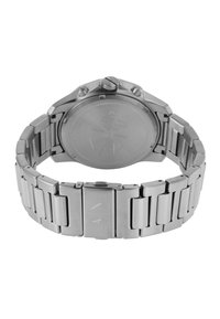 Orologio in acciaio inossidabile argentato con finitura spazzolata, cassa rotonda e design a bracciale a 3 maglie. Presenta un logo inciso sulla chiusura.